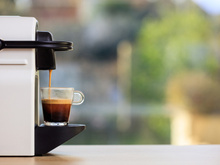 Café cremoso em casa: máquina da Nescafé está com 50% OFF