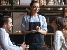 O que significa quando as pessoas ajudam o garçom a tirar os pratos da mesa?
