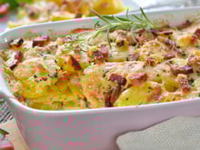 Batata cremosa com bacon gratinada é uma ótima pedida de acompanhamento para um almoço de domingo!