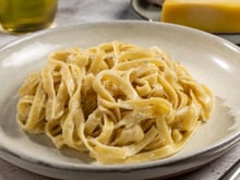 Fettuccine caseiro de ovo com molho simples de limão e parmesão é um almoço sensacional para fazer em família