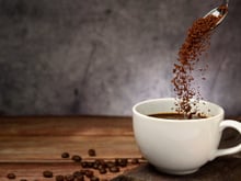 Café instantâneo ou café moído: qual tem mais cafeína? Os especialistas têm a resposta!