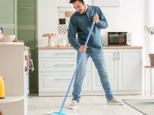 Com quantos anos você aprendeu que é assim que se limpa a cozinha sem jogar água no chão e de forma eficiente?