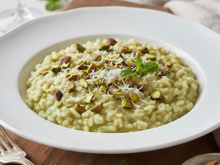 Risoto de pistache com queijo cremoso e cebola caramelizada