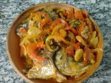 Moqueca bahiana de peixe com camarão seco