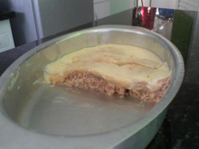 Salmão assado ao molho de queijos