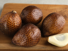 A fruta-cobra: a casca se parece com a pele do réptil e se tornou uma iguaria exótica