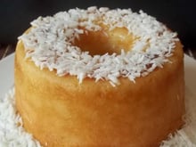 O doce que vai se tornar a estrela da sua Festa Junina é esse bolo de queijadinha cremoso e maravilhoso