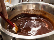 Cobertura de chocolate para bolo SEM LEITE CONDENSADO: veja como fazer!