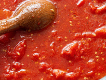 Chef de 65 anos afirma que o molho de tomate não precisa de açúcar, apenas desse líquido para deixá-lo equilibrado