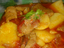 Bifinhos com cebolada em caldeirada