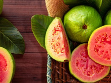 Benefícios da goiaba se comer com casca: é isso que acontece com o seu corpo de ingerir 1 fruta por dia