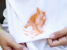 Como tirar mancha de molho de tomate da roupa com truques caseiros