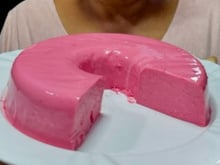 Pudim rosado é a sobremesa que marcou minha infância e até hoje está nos almoços de domingo: fácil e zero enjoativa