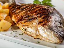 Erro antes de assar o peixe altera totalmente o sabor do prato. Veja o segredo para o tempero dar certo!