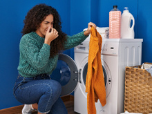 Adeus cheiro de cachorro molhado: 7 erros que deixam um odor ruim na roupa depois de lavar