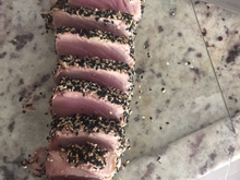 Atum em crosta de gergelim