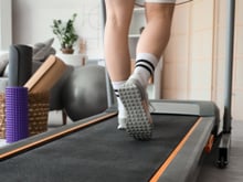 Esteira elétrica dobrável é opção para se exercitar em casa sem precisar ir à academia e está com 56% de desconto