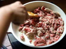 Depois que aprendi esse truque, nunca mais fiz carne moída sem graça: ela fica soltinha, úmida e muito mais gostosa