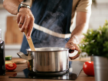 Adeus, preconceito! Infectologista faz importante esclarecimento após injustiça com cozinheiro: "HIV não se transmite pelo simples ato de preparar um prato"