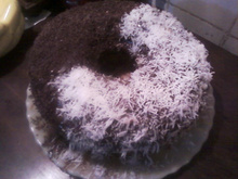 Bolo cocada com cobertura de chocolate