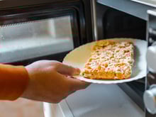 Tem como gratinar dourado e crocante no micro-ondas?