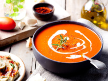 4 receitas de sopa de tomate que conquistaram a web para espantar o frio