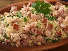 Não fica seca! Aprenda o truque para fazer uma farofa de calabresa molhadinha e saborosa