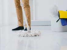 O erro que você comete ao passar pano e que deixa a sua casa com cheiro de cachorro molhado