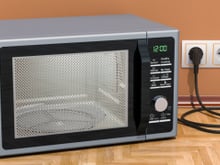 Adeus ao micro-ondas na tomada: especialistas alertam que essa é a melhor opção para manter sua casa segura