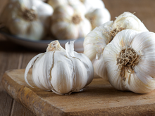 Esse é o jeito mais fácil de descascar alho e nós podemos te provar isso