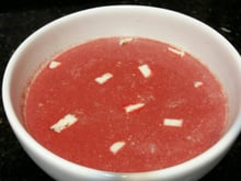 Sopa de beterraba com gorgonzola e gengibre