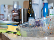 Potes plásticos limpos e sem cheiro em minutos: o truque fácil que elimina gordura e odores