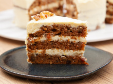 Você já comeu o bolo de cenoura no estilo gringo? Fiquei apaixonada pela massa fofinha e a cobertura diferentona