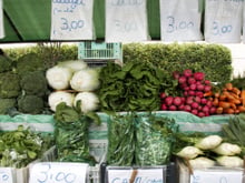 Esse vegetal esquecido na feira é uma potência em potássio: e ajuda a desinchar as pernas e melhorar a circulação