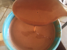 Chocolate quente de achocolatado com flocos crocantes