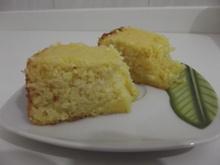 Bolo de fubá com queijo e coco