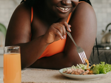 O que comer no jantar para dormir bem e cuidar da saúde? Especialista revela o que não pode faltar no prato