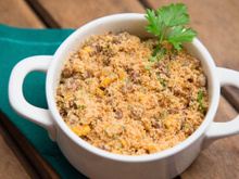 Farofinha de torresmo é o acompanhamento fácil e delicioso para a feijoada, todo mundo vai te pedir a receita!