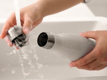 Adeus garrafa térmica com cheiro estranho: descobri uma solução fácil, barata e sustentável para limpar