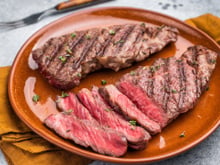 Novo concorrente da picanha no churrasco: conheça o flat iron, corte extremamente macio, com gordura entremeada e apreciada em boutiques de carnes e restaurantes