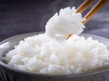 O ingrediente que os japoneses usam para deixar o arroz mais soltinho: quase todo mundo tem em casa