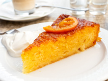 Nem açúcar, nem farinha de trigo: esse bolo de laranja é perfeito para um café da manhã leve e gostoso