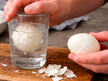 Você está descascando ovos cozidos do jeito errado: tudo o que você precisa é de um copo