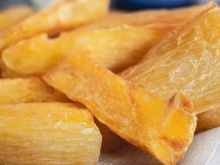 Fiz e ficou muito melhor que a frita: mandioca assada surreal de crocante é um belo petisco ou acompanhamento do almoço mais que perfeito