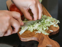 Não escolha a sua tábua de corte pela decoração! Entenda qual tipo de material é mais higiênico e como escolher
