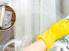 Nem esponja, nem pano úmido: como usar o papel-manteiga para limpar o box do banheiro