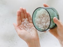 Utilizo esse truque de colocar o sal grosso no banheiro todas as noites e o resultado é surpreendente