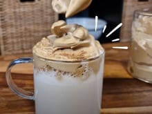 "É muito fácil e muito bom": café cremoso quente ou gelado de 3 ingredientes parece daquelas cafeterias famosas e você ainda pode congelar