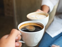 Quem bebe café como se fosse água precisa entender o que isso faz no corpo