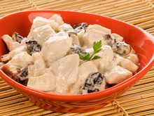 Cubos de frango com ameixa